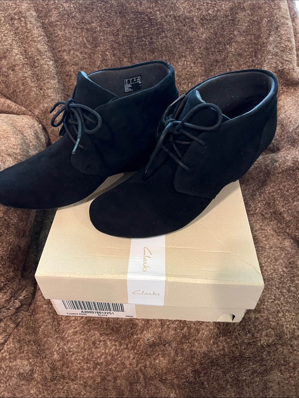 9 W Clarks Black Suede Lace-Up Ankle Heeled Boots